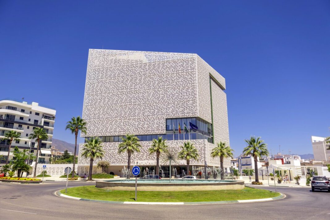 Estepona destinará 41,7 millones del superávit de 2025 a obras e inversiones mientras 90 millones quedan bloqueados en el banco