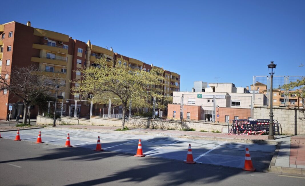Ocho plazas de aparcamiento gratuitas y tres barreras eliminadas: el Plan de Barrios transforma el entorno del centro de salud de La Lobilla