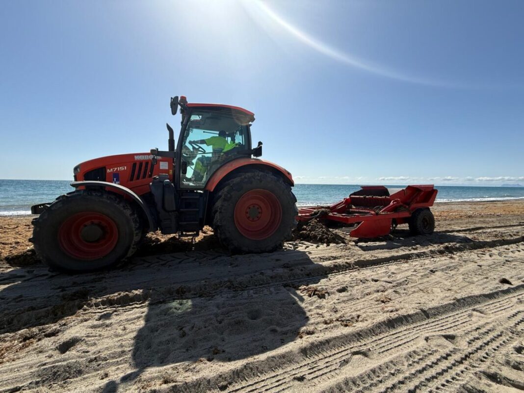 Las playas de Estepona se ponen a punto para Semana Santa con maquinaria, brigadas y trabajos manuales en todo el litoral