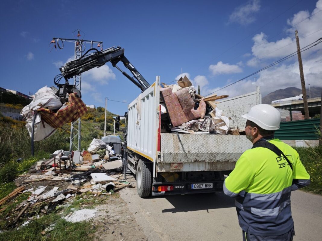 El abandono de enseres en la vía pública en Estepona tendrá una sanción que puede llegar a 100 mil euros