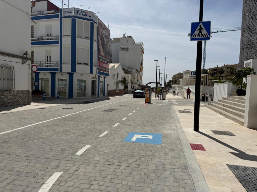 La avenida San Lorenzo de Estepona estrena doble sentido de circulación tras renovar toda la red de agua y saneamiento