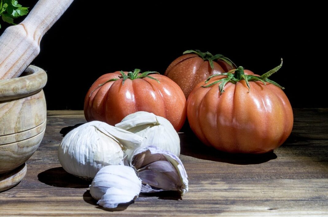 La dieta mediterránea reduce el riesgo cardiovascular con mayor eficacia que la dieta baja en grasas, según un estudio publicado en 'The Lancet'