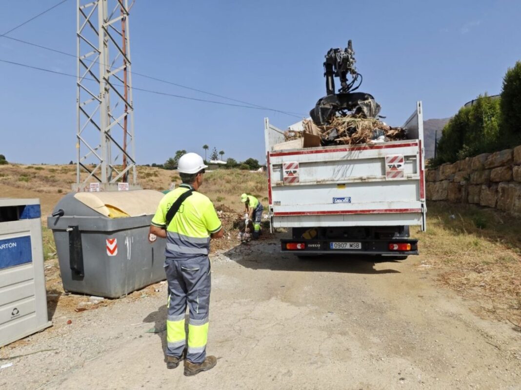 En el extrarradio de Estepona se pone en marcha una brigada específica para retirar enseres y limpiar el entorno de contenedores