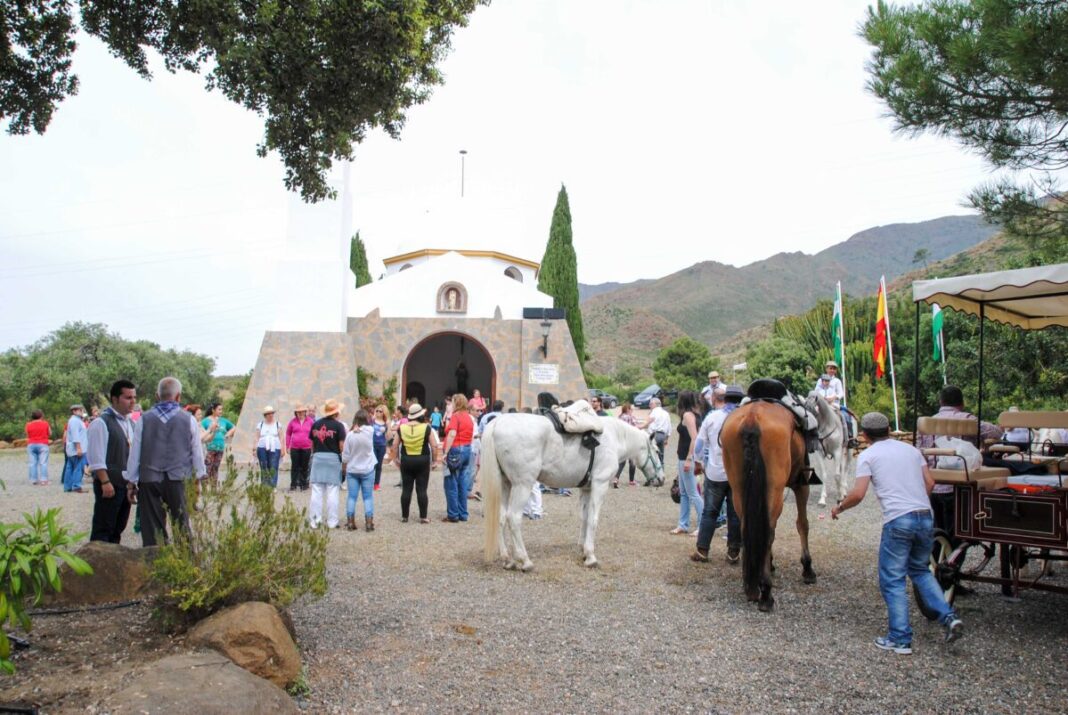 En el Parque de Los Pedregales se realizan trabajos de desbroce, poda y pintura antes de la romería del 3 de mayo