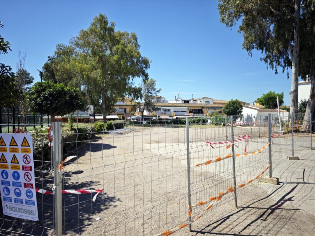 En Nueva Atalaya se construyen dos pistas de pádel entre las calles Nueva Atalaya y avenida Pernet