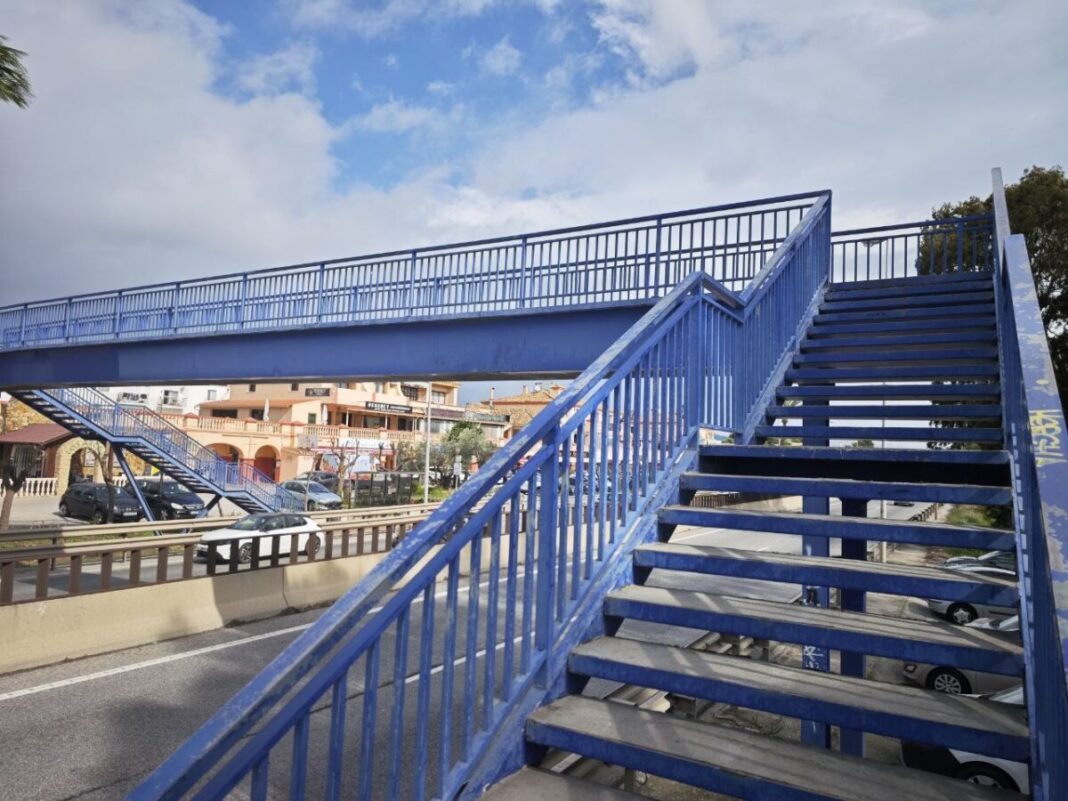 En el paso peatonal elevado entre El Paraíso y Benamara se instalarán rampas tras obtener autorización del Ministerio de Transportes