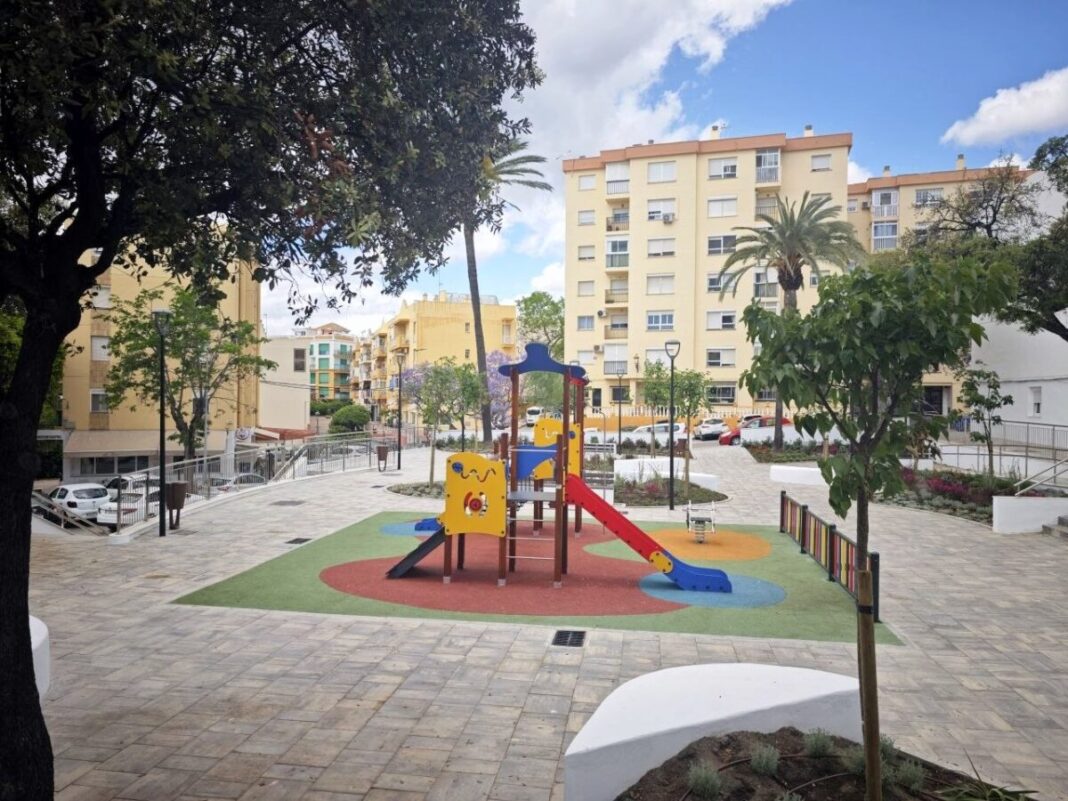 La plaza Manuel Requena 'Melilla' reabre en Estepona tras una obra de remodelación de cerca de 395.000 euros