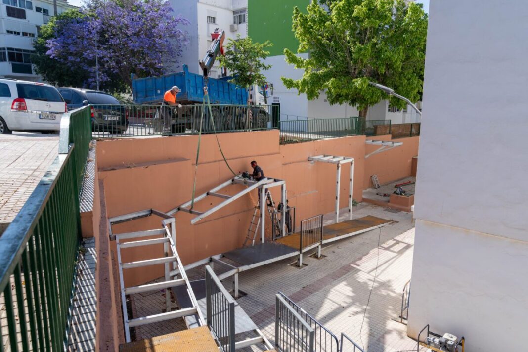 Una rampa metálica de 50 metros salva en Estepona el desnivel de 3,5 metros que separaba dos barriadas sin paso accesible
