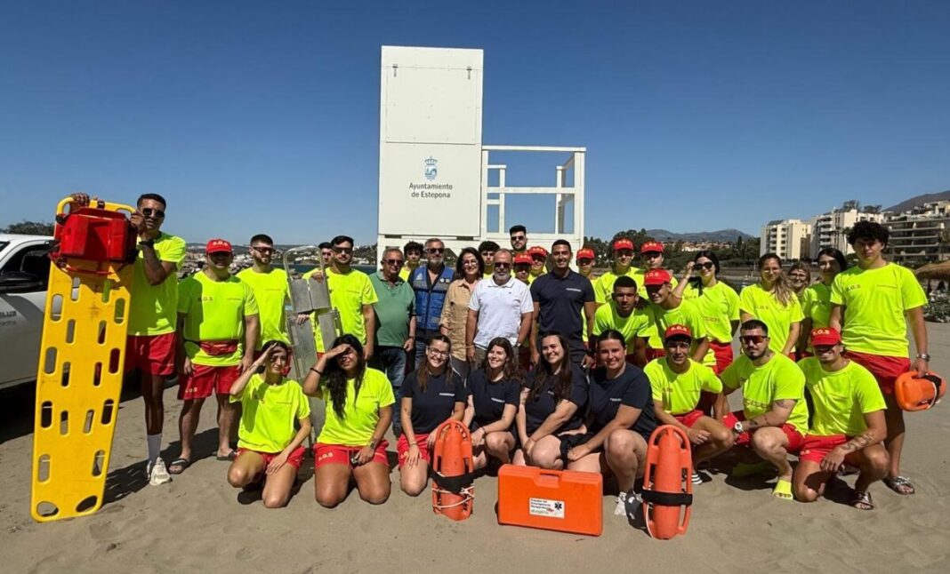 En cinco playas de Estepona hay vigilancia de socorristas cada día de 12.00 a 20.00 horas