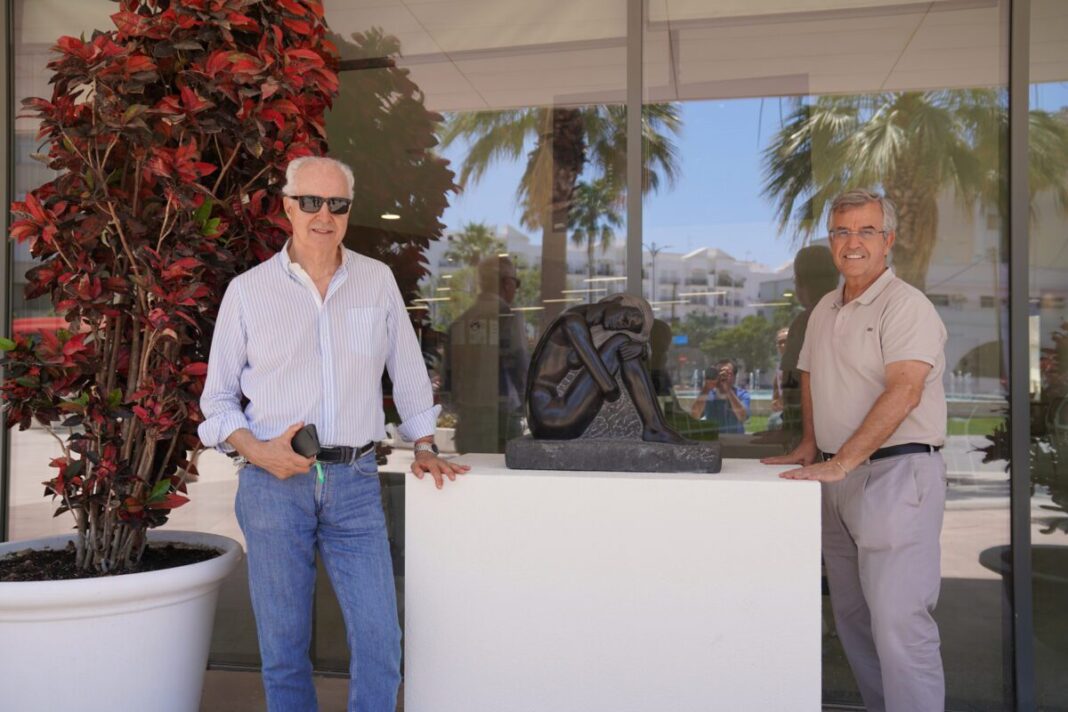 En Estepona suben a treinta las esculturas de Santiago de Santiago en espacios públicos