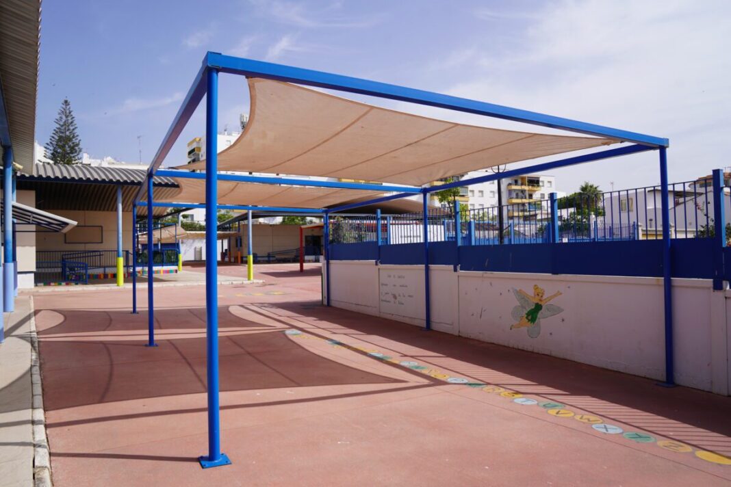 Los colegios públicos de Estepona incorporan sombra con velas reutilizadas del Paseo Marítimo