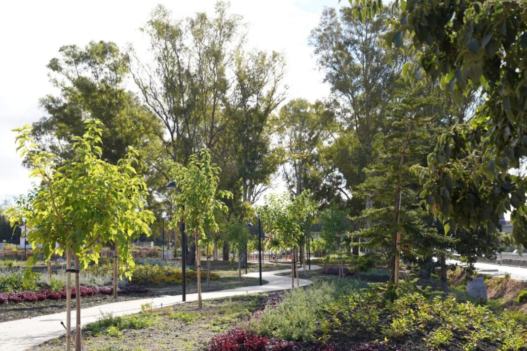 El este de Estepona estrena en unas semanas un parque con dos zonas infantiles y pista deportiva
