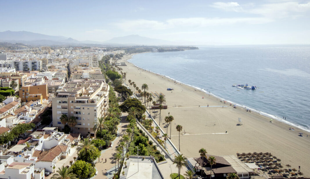 Estepona cambia las pasarelas de madera de sus playas por hormigón permanente