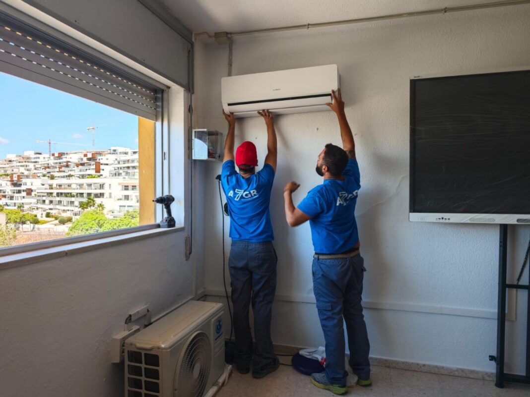 Estepona instala 35 equipos de climatización en sus centros educativos