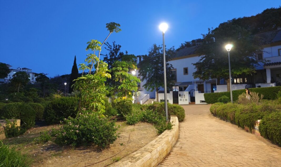 Seis parques de Estepona estrenan ya una iluminación LED más eficiente y con menor contaminación lumínica