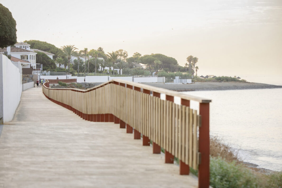 Siete zonas del litoral de Estepona renovarán su alumbrado con 138 farolas solares