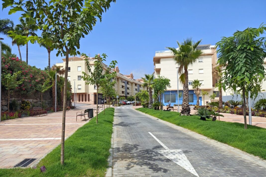 Estepona devuelve al tráfico dos vías del entorno de la iglesia del Carmen