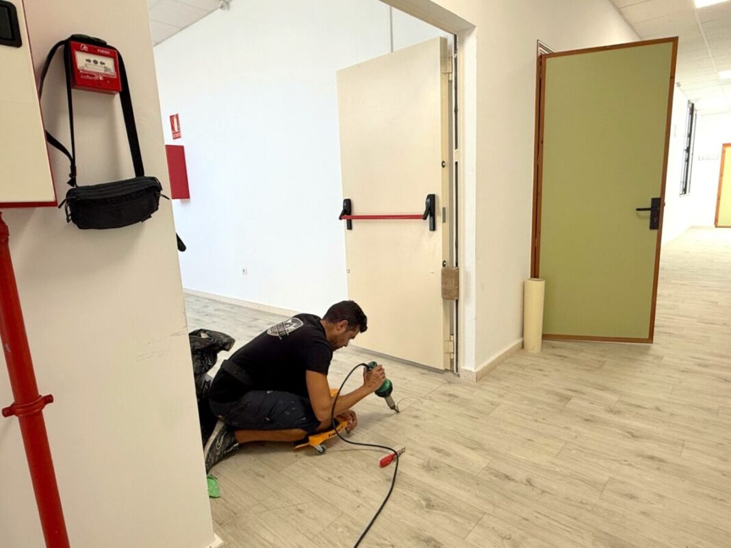 Estepona instala 150 butacas nuevas en el salón de actos del Centro Cultural Padre Manuel