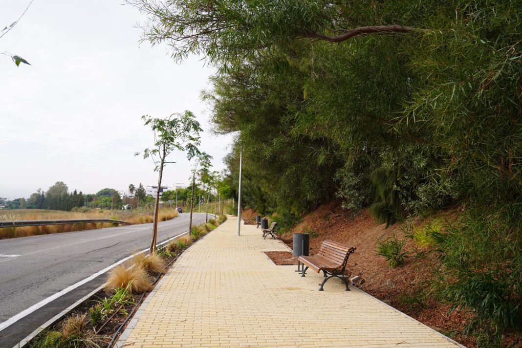 Estepona invierte 1,3 millones en el acerado de la carretera de Benahavís