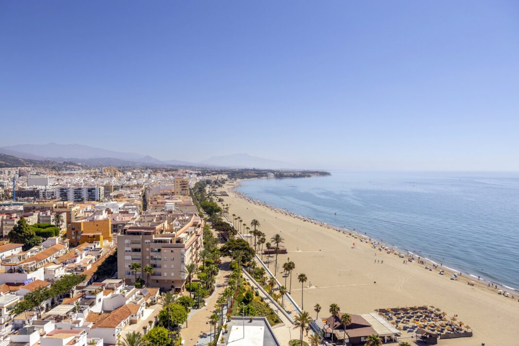 Los accesos a las playas de Estepona cambian la madera por el hormigón