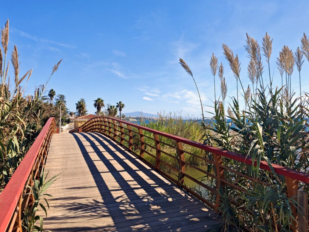 Estepona coloca 162 farolas solares en siete zonas del litoral